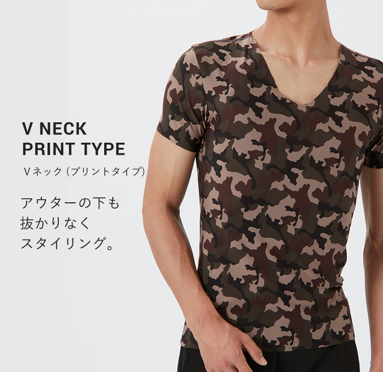 V NECK PRINT TYPE Vネック (プリントタイプ) アウターの下も抜かりなくスタイリング。