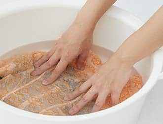 写真：水がきれいになるまでもみ洗い