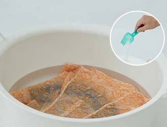 写真：ランジェリー専用洗剤やセスキ炭酸ソーダ※を薄めた水に2時間ほどつけおき