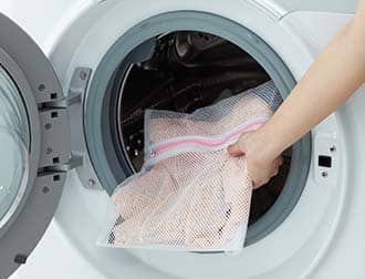 写真：ネットに入れて洗濯機で洗う