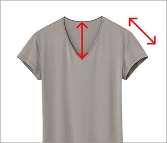 写真：シャツから見えないネックラインと袖丈