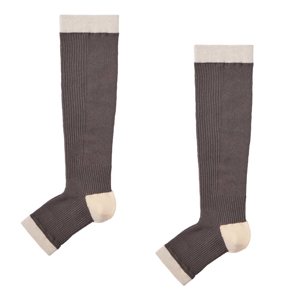 【Fitte】オープントゥ 綿シルクソックス ひざ下丈(ハイソックス) KLZ501 チャコールグレー