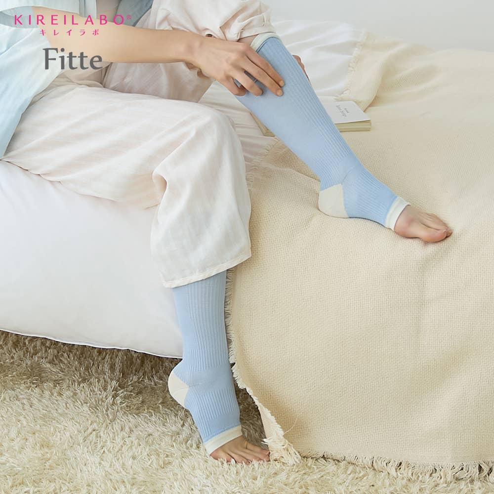 【Fitte】オープントゥ 綿シルクソックス ひざ下丈(ハイソックス)