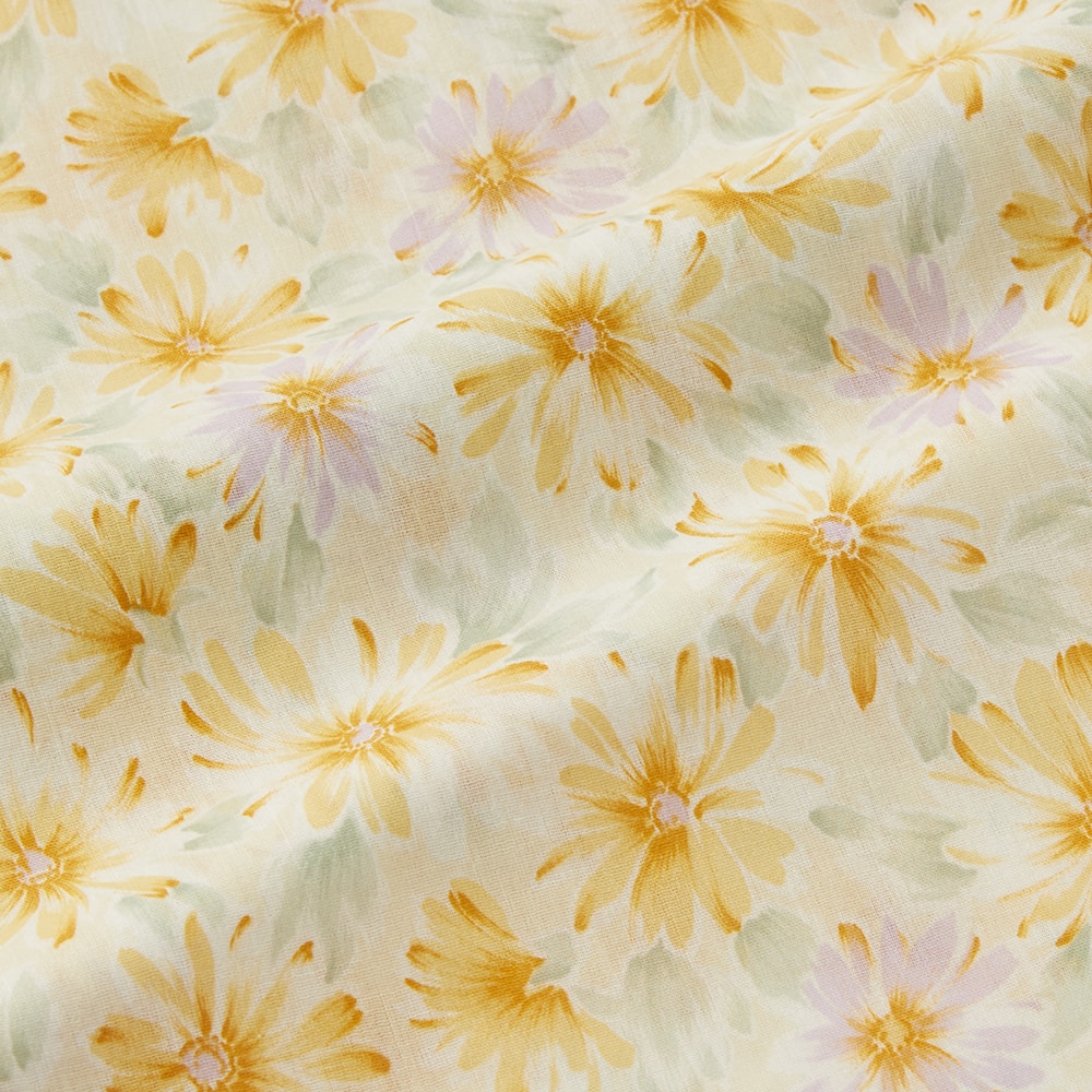 薄い黄色　花柄長袖のネグリジェ