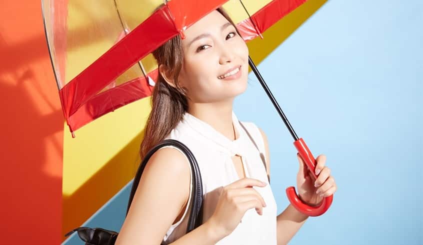 雨の日が憂鬱な女性必見 家やオフィスでできる雨の日の足元対策とは 着ごこち プラス Gunze グンゼ