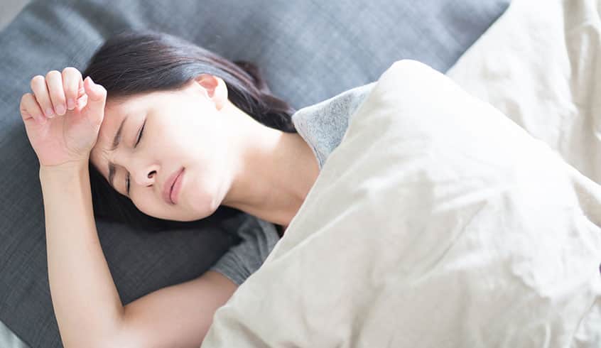 朝起きたら寝汗でパジャマがベタベタ…寝汗の原因と対策とは?