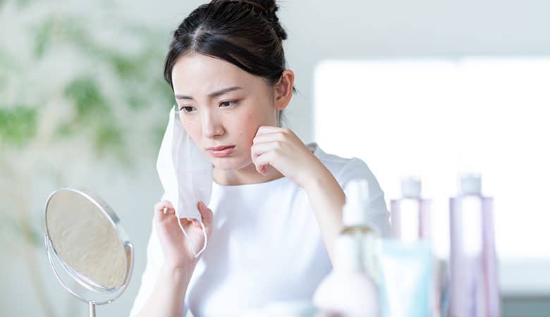 多くの女性がマスクにつくリップやファンデーションに悩んでいる