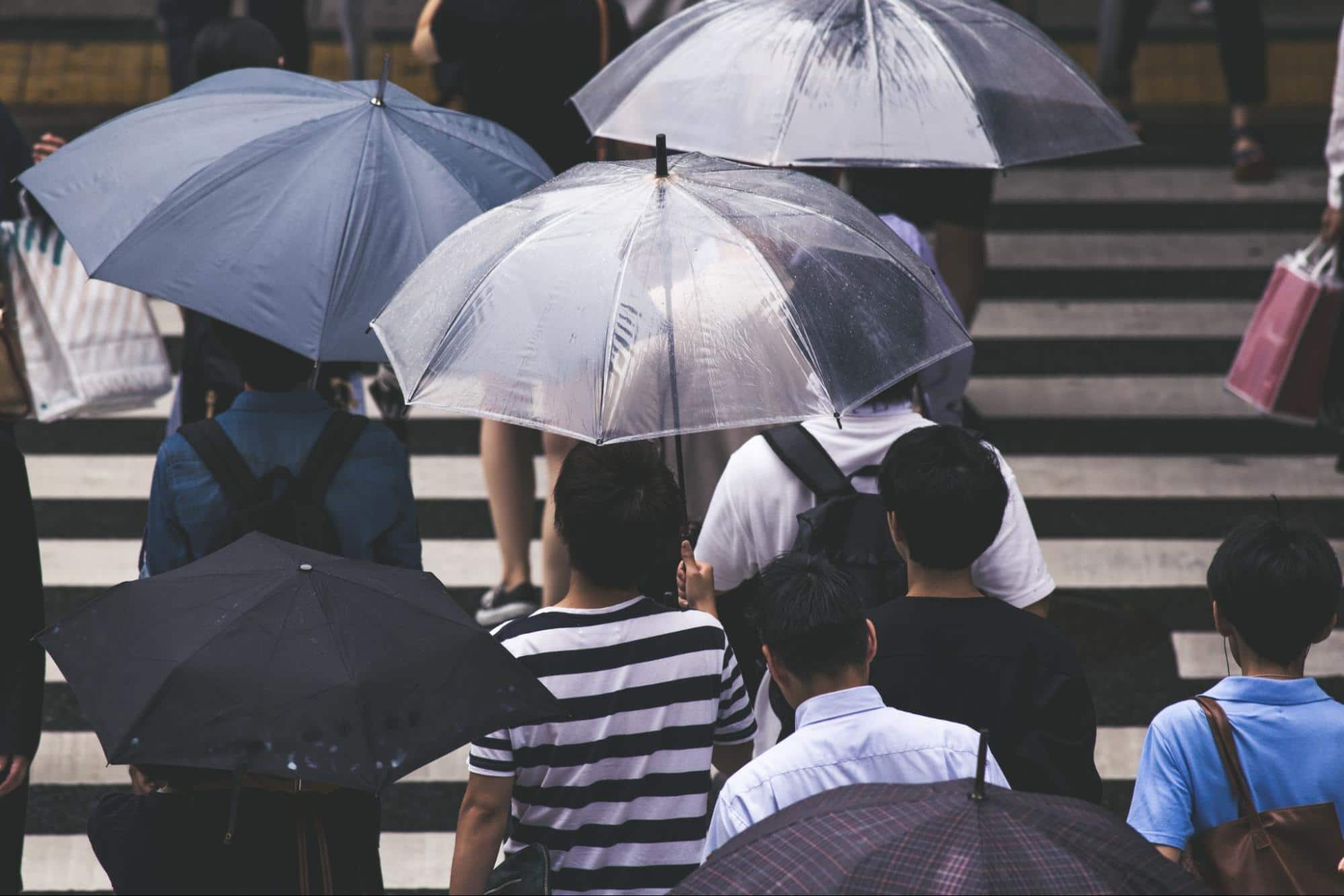 梅雨・ゲリラ豪雨など雨の日の服装対策のポイント