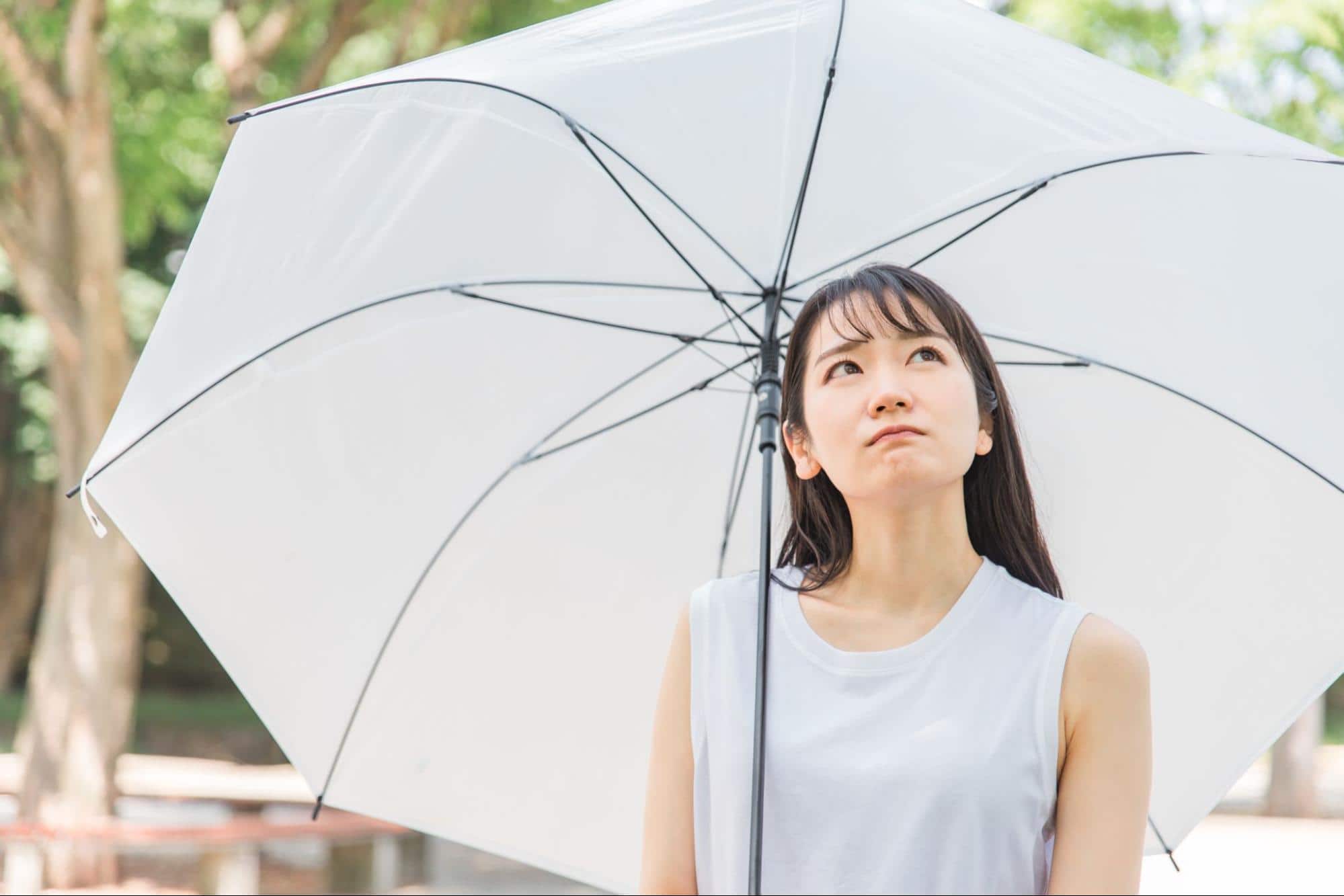 梅雨・ゲリラ豪雨など雨の日の服装対策のポイント