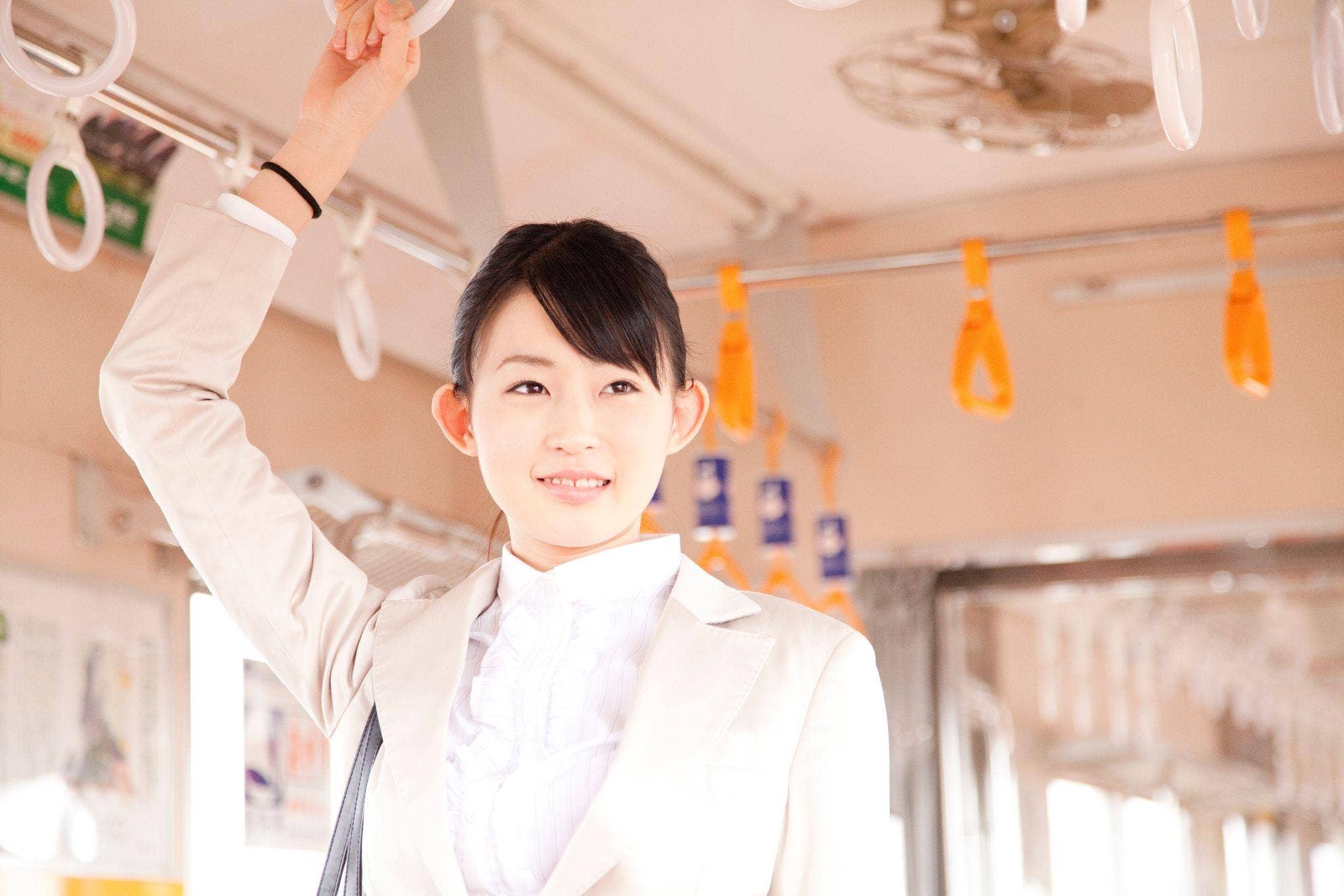 電車に乗ると汗が止まらない…冬の汗悩みも「インナー」で対策しよう
