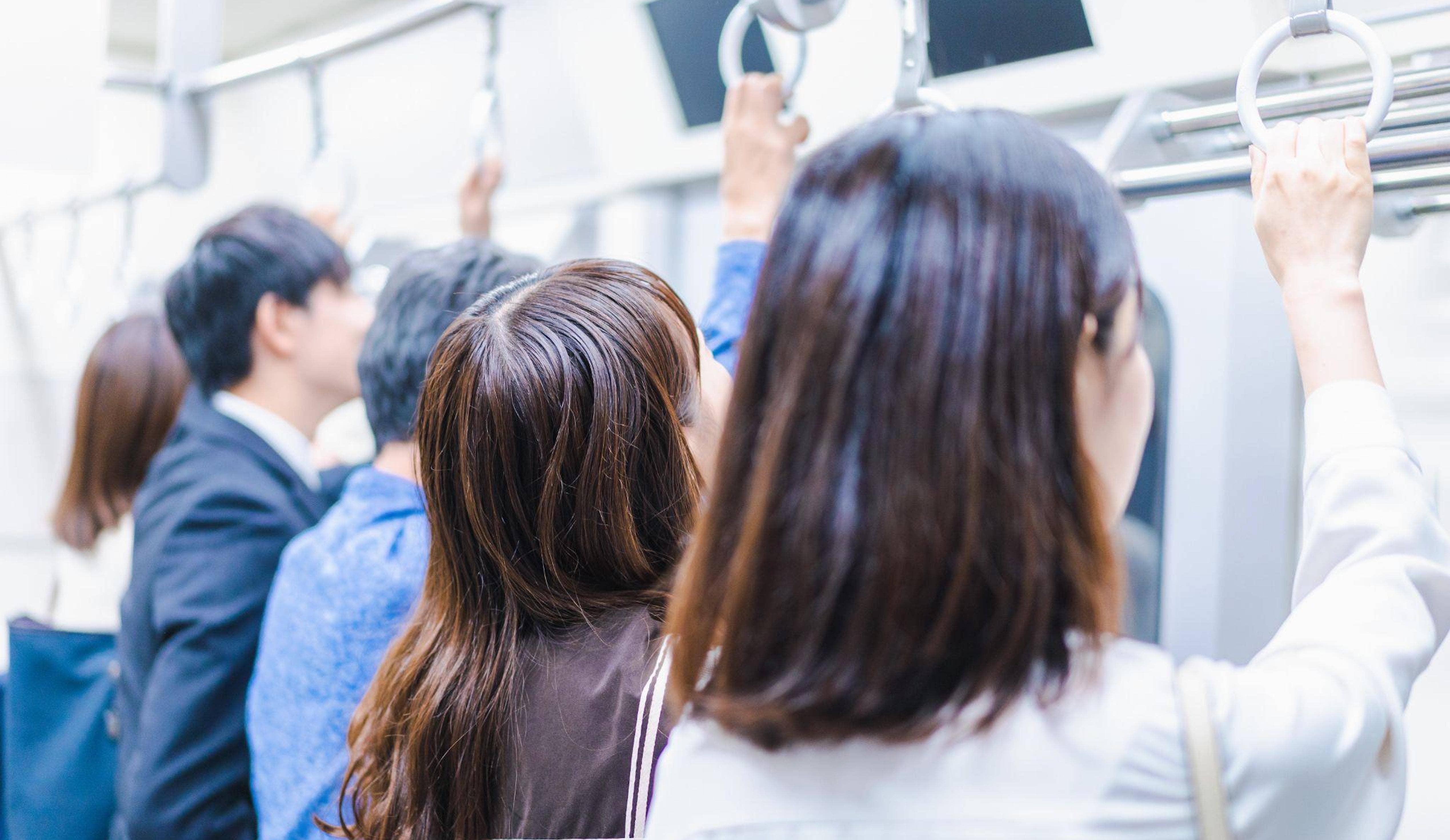 電車に乗ると汗が止まらない…冬も汗をかく原因や対処法＆冬の汗対策インナーを紹介