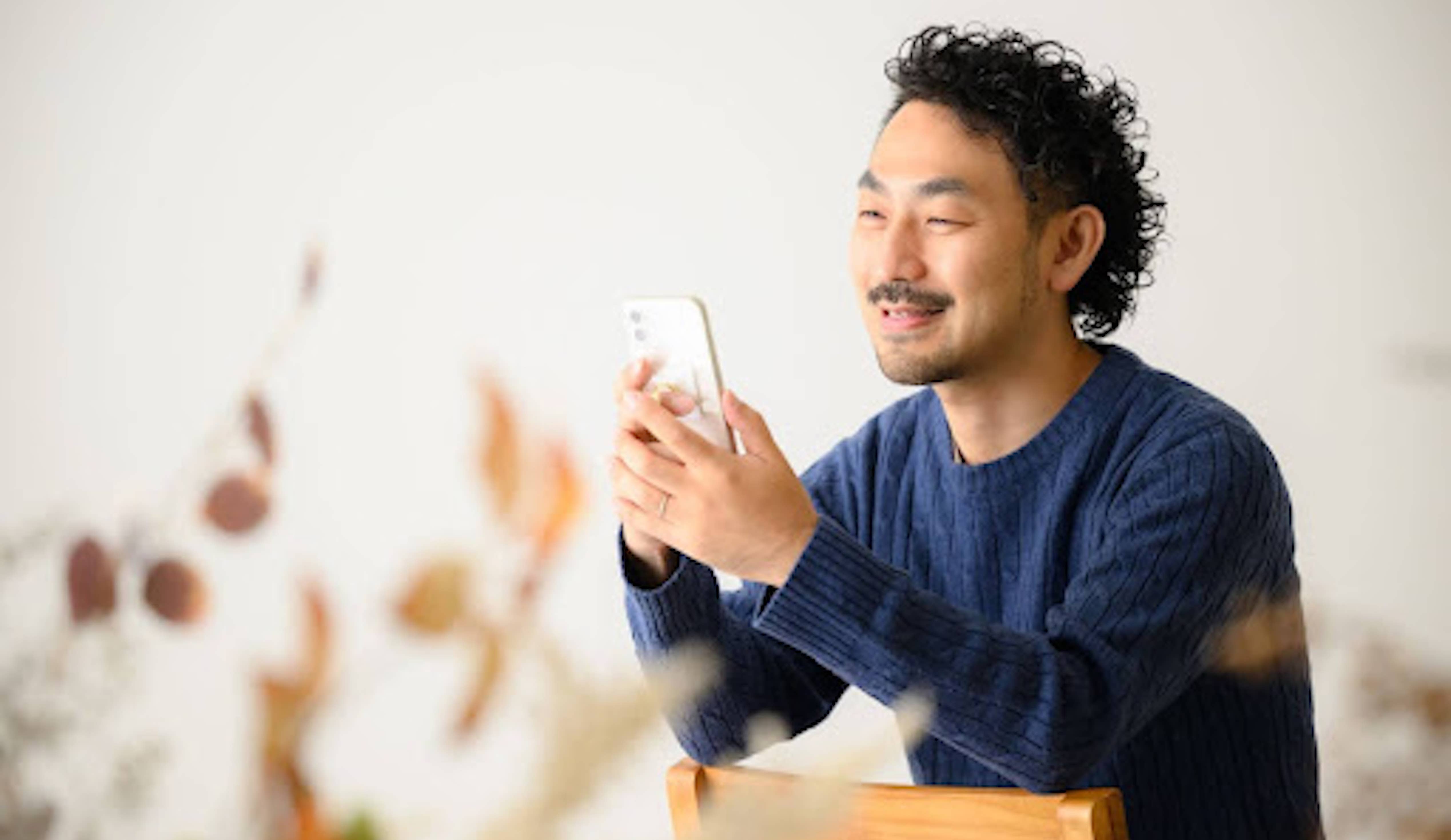 【メンズ向け】ニットの下に着るものは何が正解？お悩み別おすすめインナー紹介！