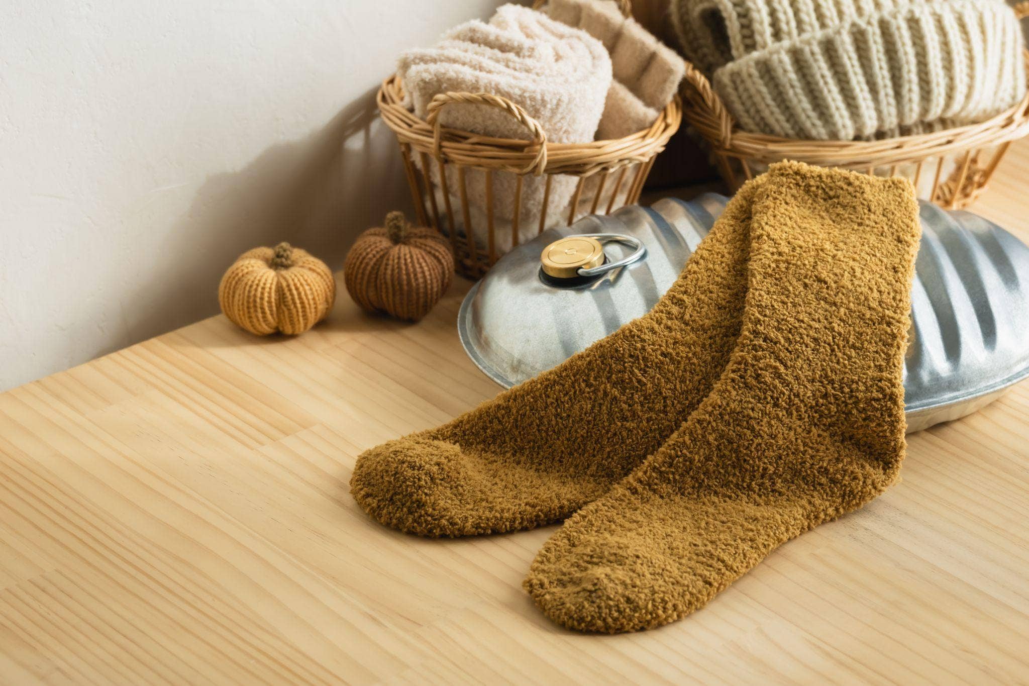 布団に入っても足が冷えて気になってしまうときにおすすめのあったかグッズ