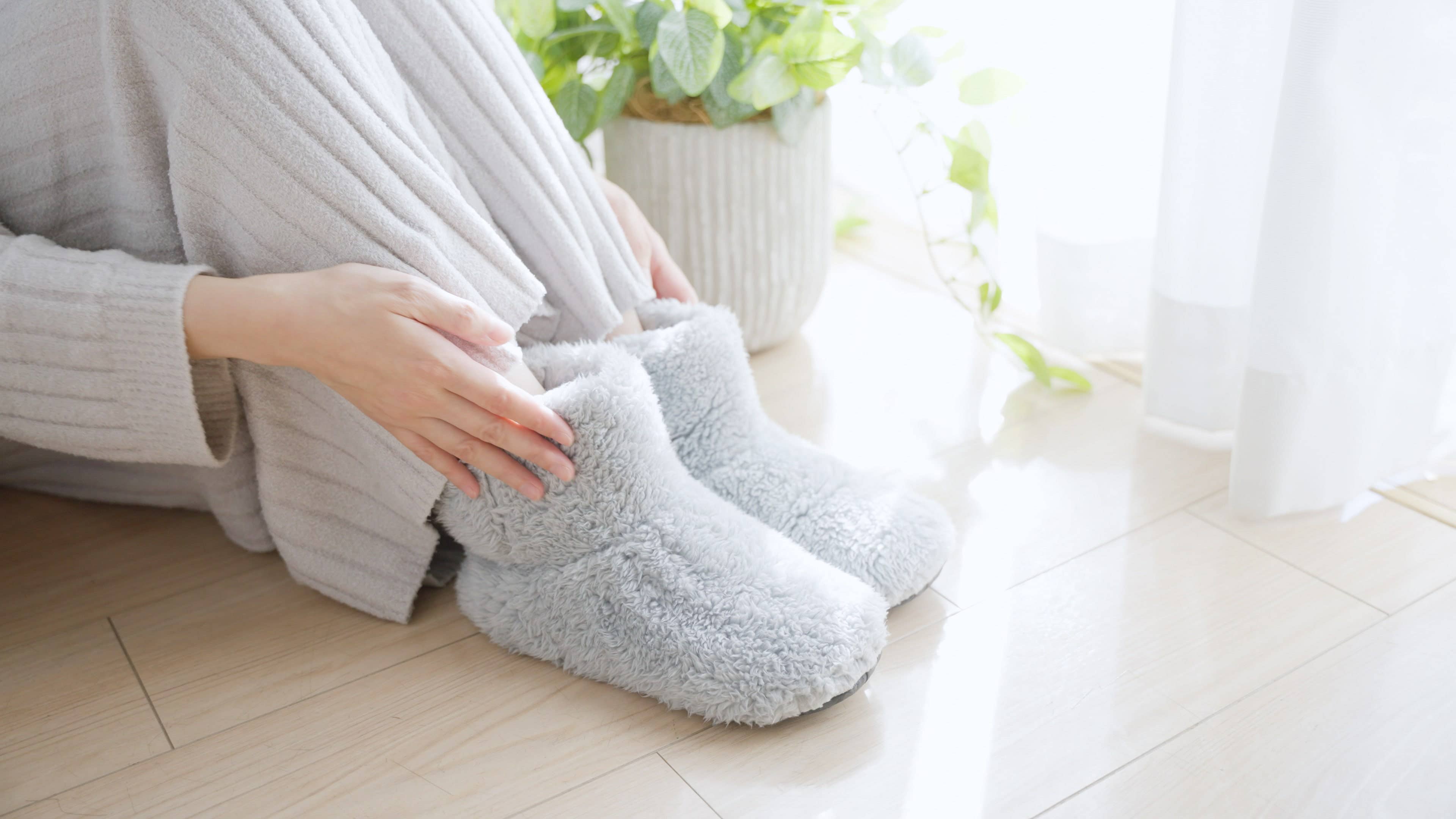 暖房いらず！ 足先の冷えから守ってくれる最強ルームシューズ