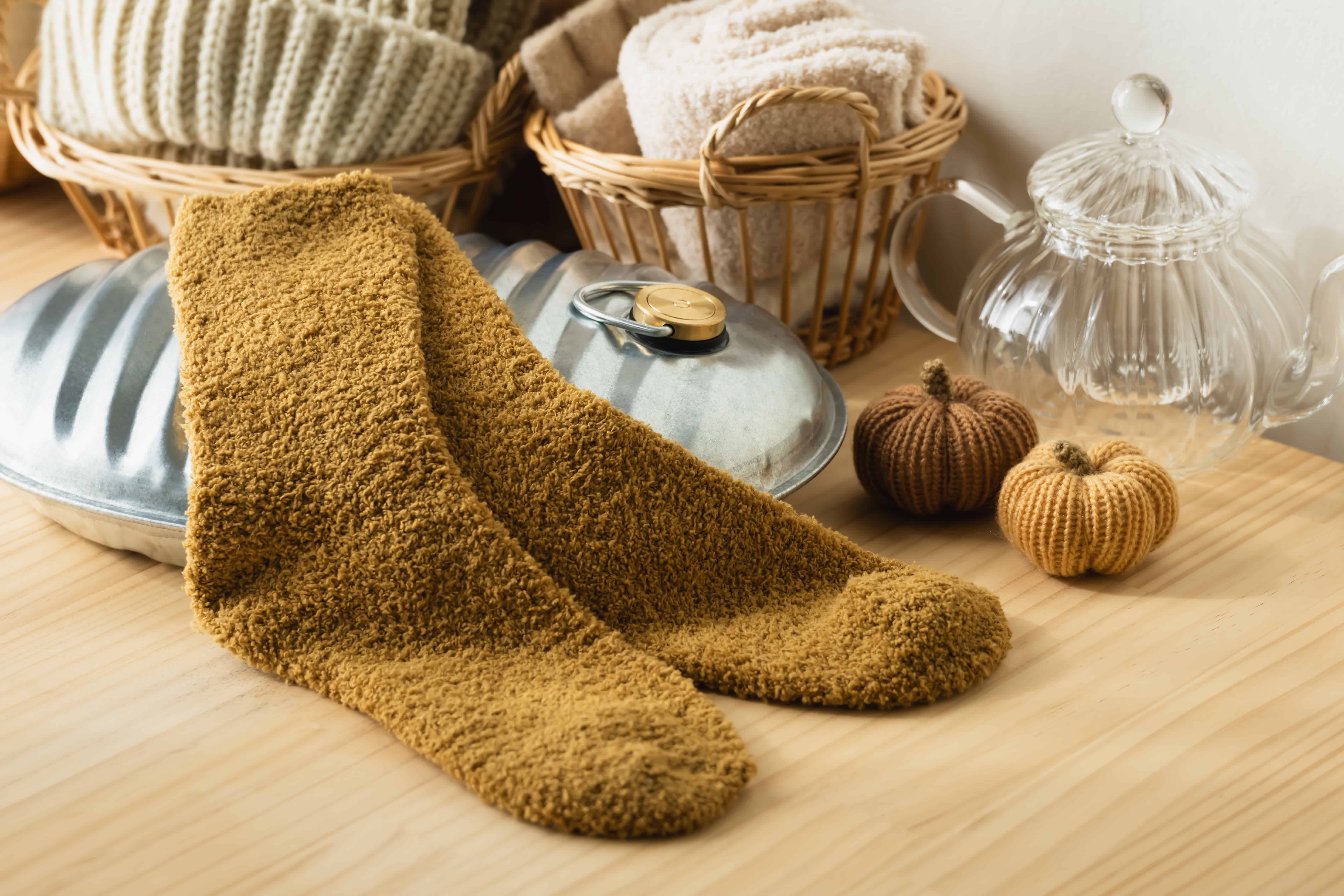 暖房が控えめでも安心！足首まであたたかいレッグウォーマー・ルームソックス