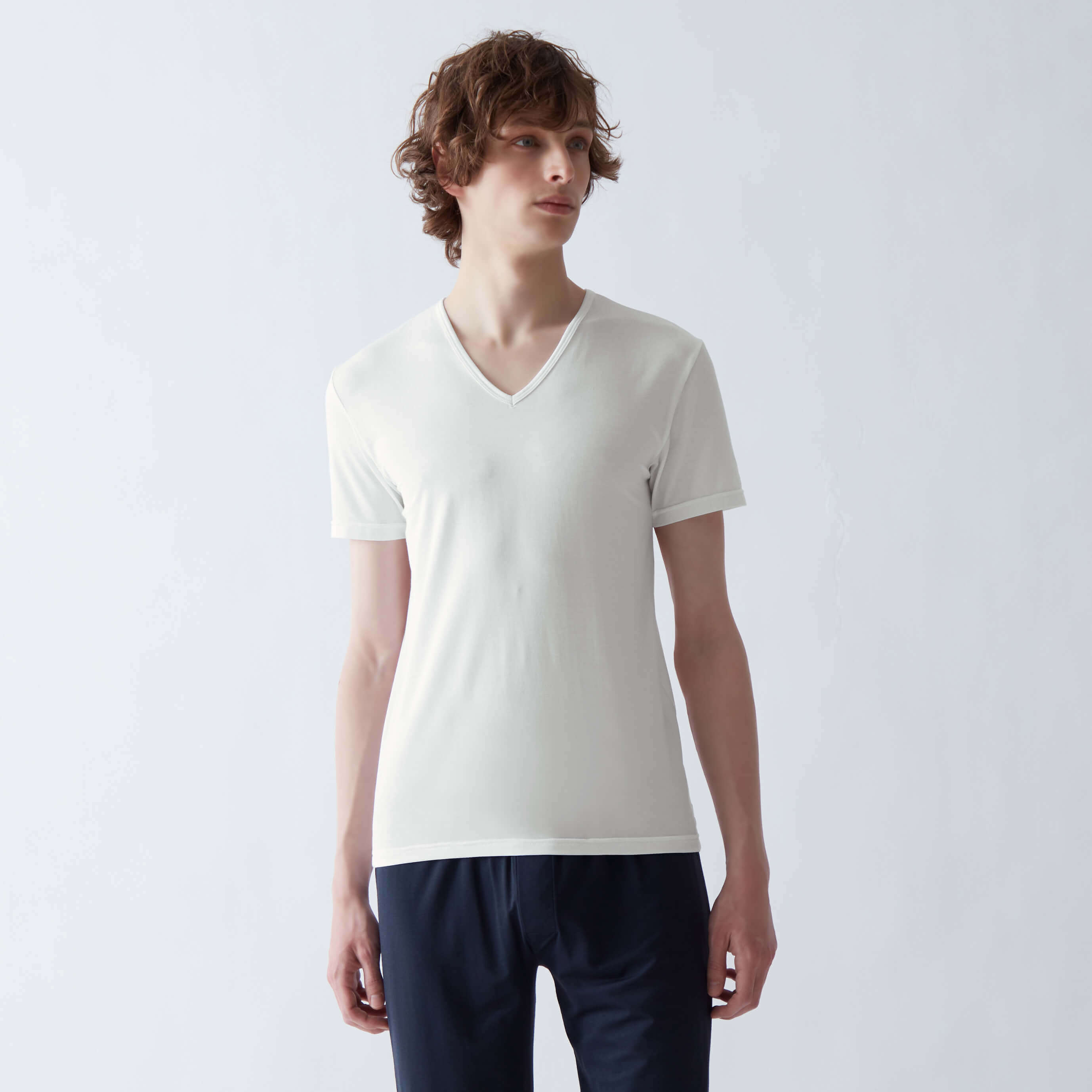 VネックTシャツ