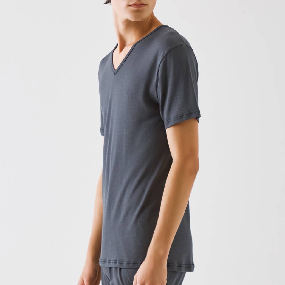 VネックTシャツ