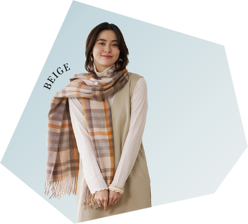 The soft beige and white tones can be coordinated with any scarf.