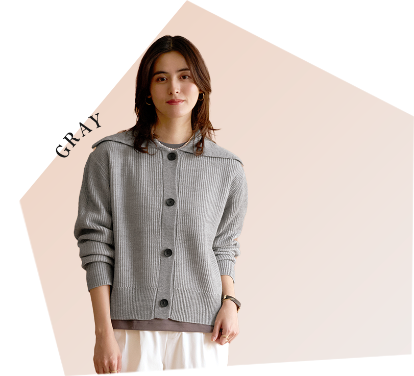 The gray and white pants create a bright impression. The open front allows for easy temperature regulation.