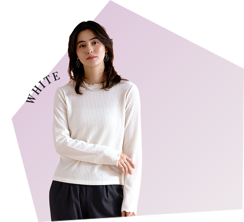 The off-white color gives a bright impression. A versatile top that goes well with any bottoms.