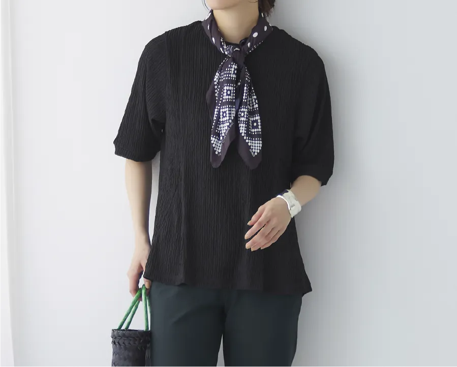 シンプルボトムと合わせるだけで主役感◎