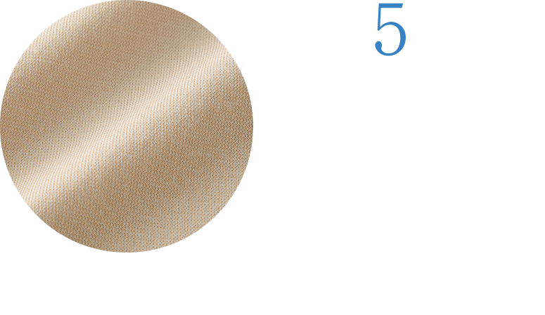 ひんやりした触感の綿混素材。再生繊維のレーヨンをミックスすることで、やわらかく優しい肌ざわりに。よく伸びて、体にここちよくフィット。