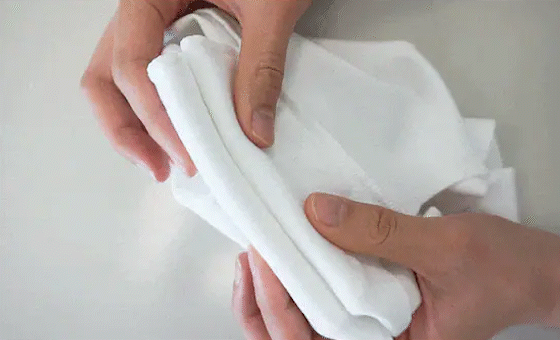 柔らかそうな素材を触っている手元