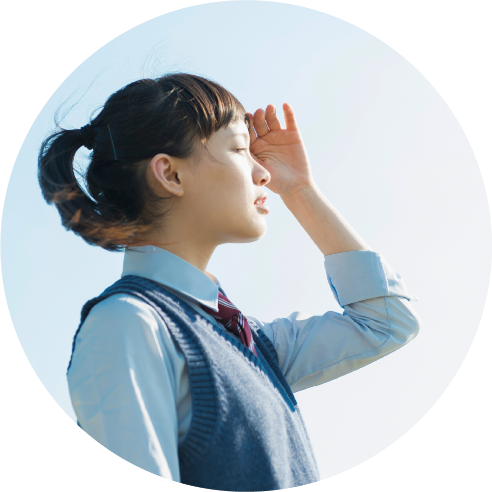 制服姿の中高生が遠くを見つめる